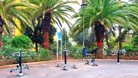 El Ayuntamiento instala bancos y aparatos biosaludables accesibles en El Quijote