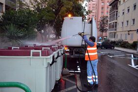 Detalle de la acción de limpieza desarrollada por la 'Operación Barrios' esta semana en distintas calles de La Salle.