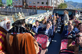 Un momento de la presentación de Plenilunio, a bordo del bus turístico