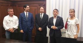 El alcalde, José Manuel Bermúdez, junto a Manuel Santaella e integrantes de su equipo de trabajo