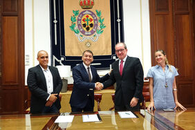 El acuerdo fue suscrito entre el alcalde y el administrador único de RTVC, en presencia de la concejala de Deportes y un representante de la dirección de la prueba