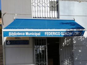 Detalle del exterior de la Biblioteca Municipal Federico García Lorca, ubicada en Ofra.