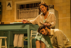 Isabel Ordaz y Fernando Delgado-Hierro, en una escena de la obra teatral "He nacido para verte sonreír".