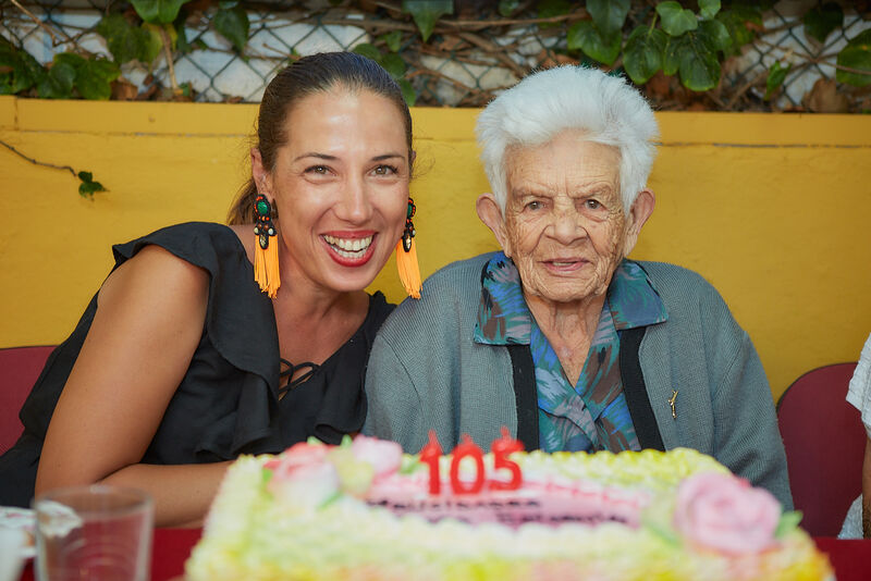 La alcaldesa da una sorpresa con motivo de su 105 cumpleaños a doña Efigenia, una de las abuelas de Santa Cruz