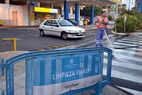Detalle de la acción de limpieza realizada esta semana en la avenida de Venezuela.