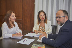 Reunión de la Alcaldesa y los senadores del PSOE