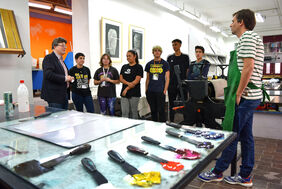 José Carlos Acha, durante su visita a los alumnos que realizan sus prácticas en el Centro Municipal de  Arte Gráfico.