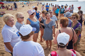 El programa de deporte en la playa ideado por el Ayuntamiento de Santa Cruz de Tenerife suma a cerca de 80 participantes