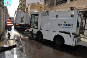 Detalle del operativo especial de limpieza desplegado esta semana por la 'Operación Barrios' en la Zona Rambla.