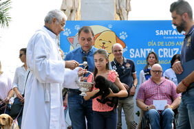 El alcalde de la ciudad, José Manuel Bermúdez, durante la tradicional bendición a las mascotas en el ´Día de los Animales´.