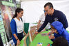 Dámaso Arteaga participa junto a unos menores en uno de los talleres realizados en la Casa Pisaca de El Toscal.