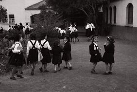 Detalle de un grupo de alumnas durante su estancia en el antiguo colegio de La Asunción.