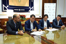 El alcalde y el viceconsejero de Turismo firman el  convenio de colaboración, hoy en el Ayuntamiento