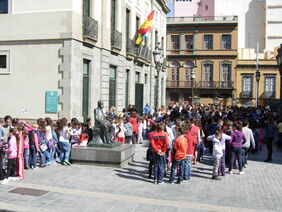Detalle de escolares acudiendo a una representación teatral anterior ofrecida en el Teatro Guimerá.