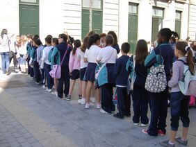 Un grupo de escolares aguarda su turno para acceder al interior del Teatro Guimerá.