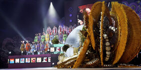 Un grupo actúa durante una pasada Gala de Elección de la Reina del Carnaval