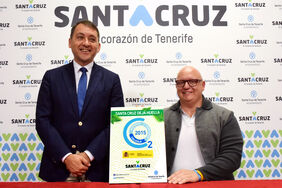 José Manuel Bermúdez y el concejal de Medio Ambiente, con la certificación lograda por el municipio