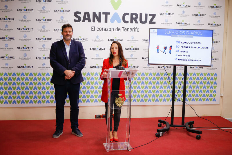 Foto de la alcaldesa, Patricia Hernández, y del concejal de Servicios Públicos, José Ángel Martín, en la presentación del dispositivo especial de limpieza y baños para el Carnaval 2020.