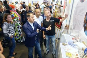 El alcalde de la ciudad, José Manuel Bermúdez, recorre la exposición 'Mi vida es ser un bambón' junto a Alfonso Cabello y Primi Rodríguez.