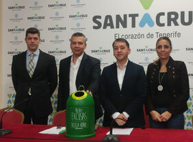 Jorge Peña, Dámaso Arteaga, el alcalde de la ciudad José Manuel Bermúdez, y Gladis de León, junto a la réplica de un contenedor de reciclado de vidrio.