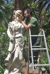 Detalle de la rehabilitación de la escultura 'Diosa del Verano' en el parque García Sanabria.