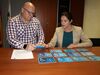 Carlos Correa y Zaida González cotejan algunas de las tarjetas de PMR retiradas por la Policía Local al tratarse de documentos fraudulentos.