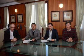 Un momento de la firma del convenio entre el Ayuntamiento y el Cabildo