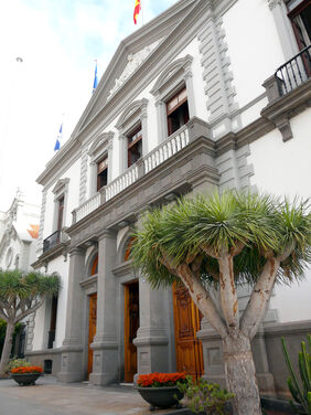 Detalle de la fachada principal del Ayuntamiento de Santa Cruz de Tenerife.