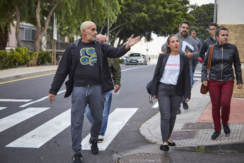 La alcaldesa de Santa Cruz de Tenerife vuelve a recorrer Santa María del Mar con un nutrido grupo de vecinos y vecinas