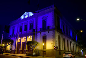 Fachada principal del Ayuntamiento, iluminada de azul con motivo del Día Mundial de Concienciación sobre el Autismo