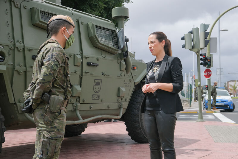 La alcaldesa de Santa Cruz de Tenerife acude a un encuentro con miembros de la Brigada “Canarias” XVI que patrullan en el municipio durante estos días