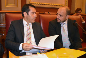 Juan José Martínez, concejal de Hacienda (izda) conversa con el concejal Alfonso Cabello durante el pleno