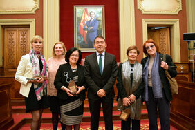 El alcalde, junto a las homenajeadas, la concejala de Igualdad y la escritora Rosa Regás
