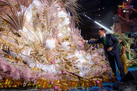 El alcalde entrega el cetro a la nueva Reina del Carnaval