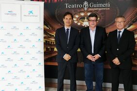 Miguel Chinea, José Carlos Acha y Alfredo Luaces, en el Teatro Guimerá tras la suscripción del convenio.