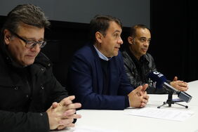 José Carlos Acha; el alcalde de la ciudad, José Manuel Bermúdez; y Coriolano González, durante la presentación del Premio de Poesía Julio Tovar 2018.