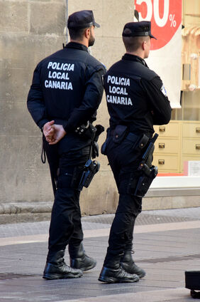 Dos funcionarios policiales patrullando