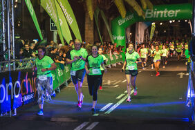 Llegada de algunos participantes en la última edición de la Binter NightRun de Santa Cruz de Tenerife.