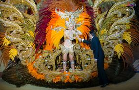Momento en el que el alcalde entrega el cetro a la nueva Reina del Carnaval