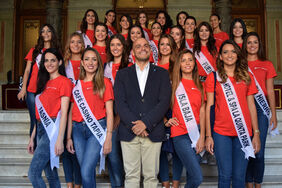 El concejal de Promoción Económica, Alfonso Cabello, junto a las 23 candidatas del certamen Miss Universe Spain Tenerife 2017.