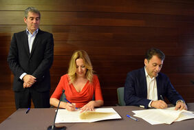 La consejera de Hacienda y el alcalde de la ciudad firman el documento de cesión ante el presidente del Gobierno de Canarias