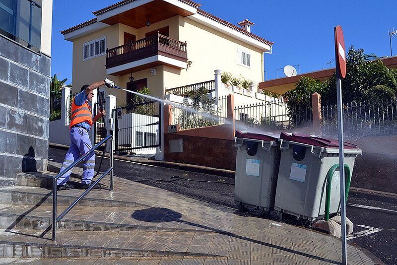 Detalle de la acción de limpieza realizada esta semana en varias calles de Vistabella.
