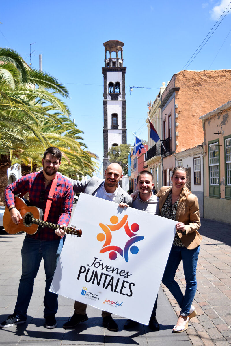 Los concejales de Promoción Económica y de Juventud, junto al director general de Juventud y uno de los músicos que actuará mañana en La Noria