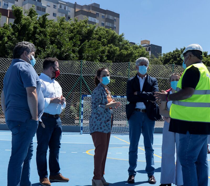 La alcaldesa de Santa Cruz de Tenerife recorre las canchas de La Salud que quedarán listas para su uso hoy mismo