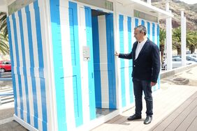 El concejal de Servicios Públicos, Dámaso Arteaga, inspecciona uno de los aseos de la playa de Las Teresitas que ha sido mejorado antes del inicio de la Semana Santa.