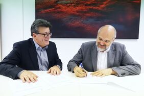 José Carlos Acha y Francisco Pomares suscriben el acuerdo para la celebración en Santa Cruz de la próxima edición del Salón del Cómic y la Ilustración.