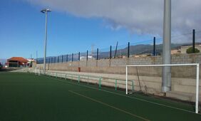Detalle de la nueva malla de torsión simple que se ha instalado en la zona de grada del campo de fútbol de El Tablero.