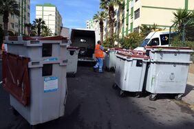 Detalle de la reposición de contenedores de residuos realizada en Nuevo Obrero durante la acción de la 'Operación Barrios' de esta semana.