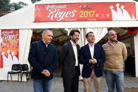 Efraín Medina, Carlos Alonso, el alcalde de la ciudad, José Manuel Bermúdez, y Alfonso Cabello, durante la inauguración de la Feria de Artesanía en Reyes, ubicada en la plaza del Príncipe de Santa Cruz.