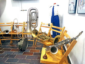 Detalle de varios instrumentos y uno de los uniformes utilizados por la Banda de Música de San Andrés durante sus 50 años de existencia.